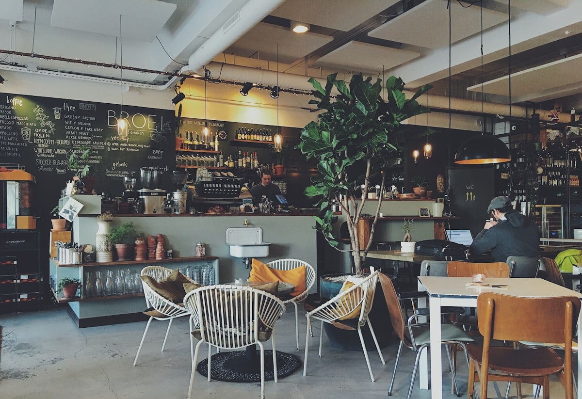 Un café chaleureux, prêt à accueillir une nouvelle histoire