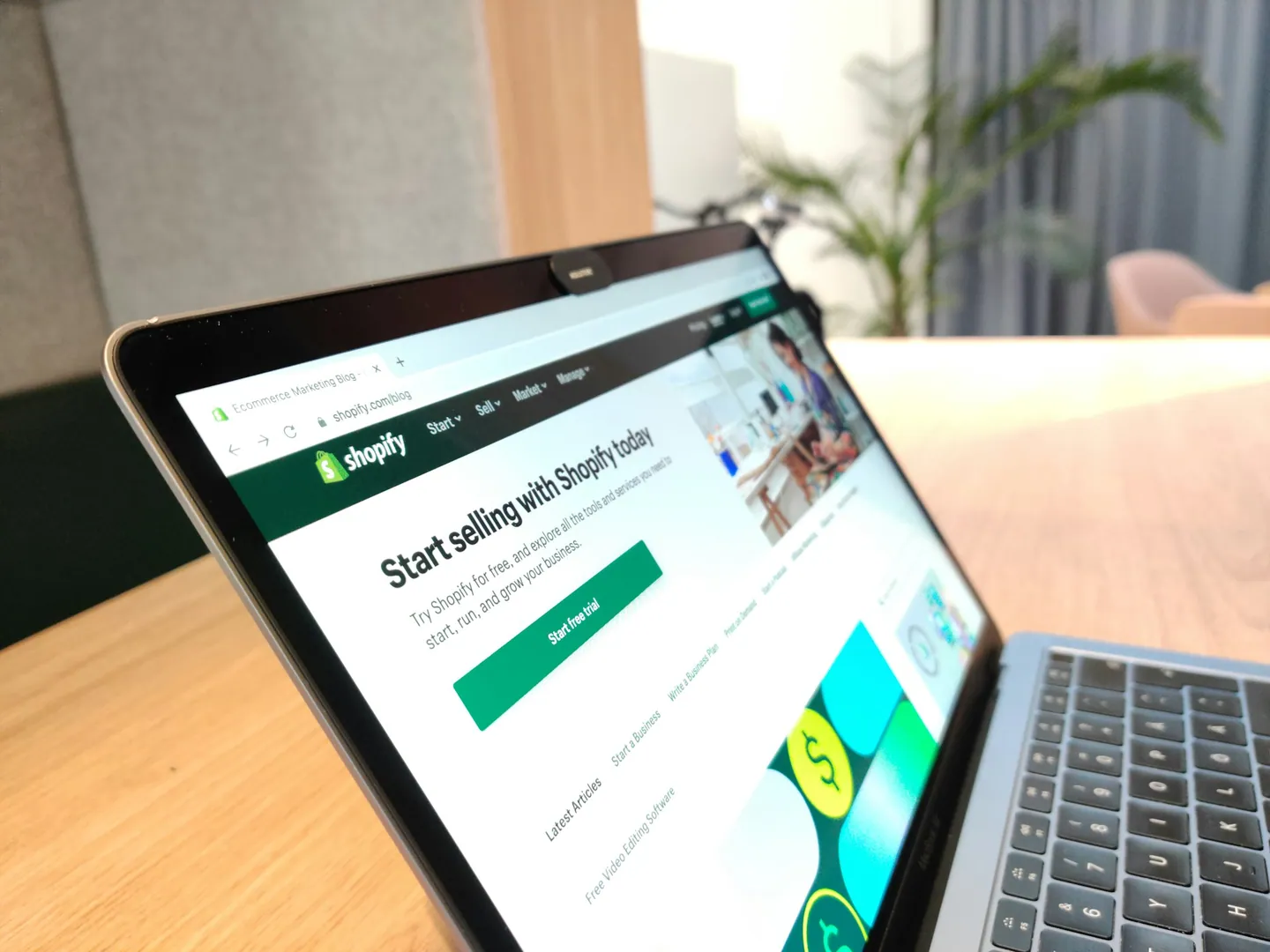 Ordinateur portable et tablette pour une activité de commerce en ligne.