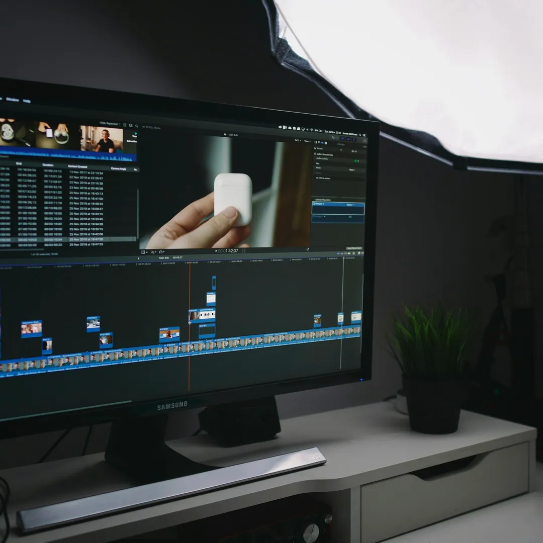 Écran de montage vidéo installé sur un bureau.