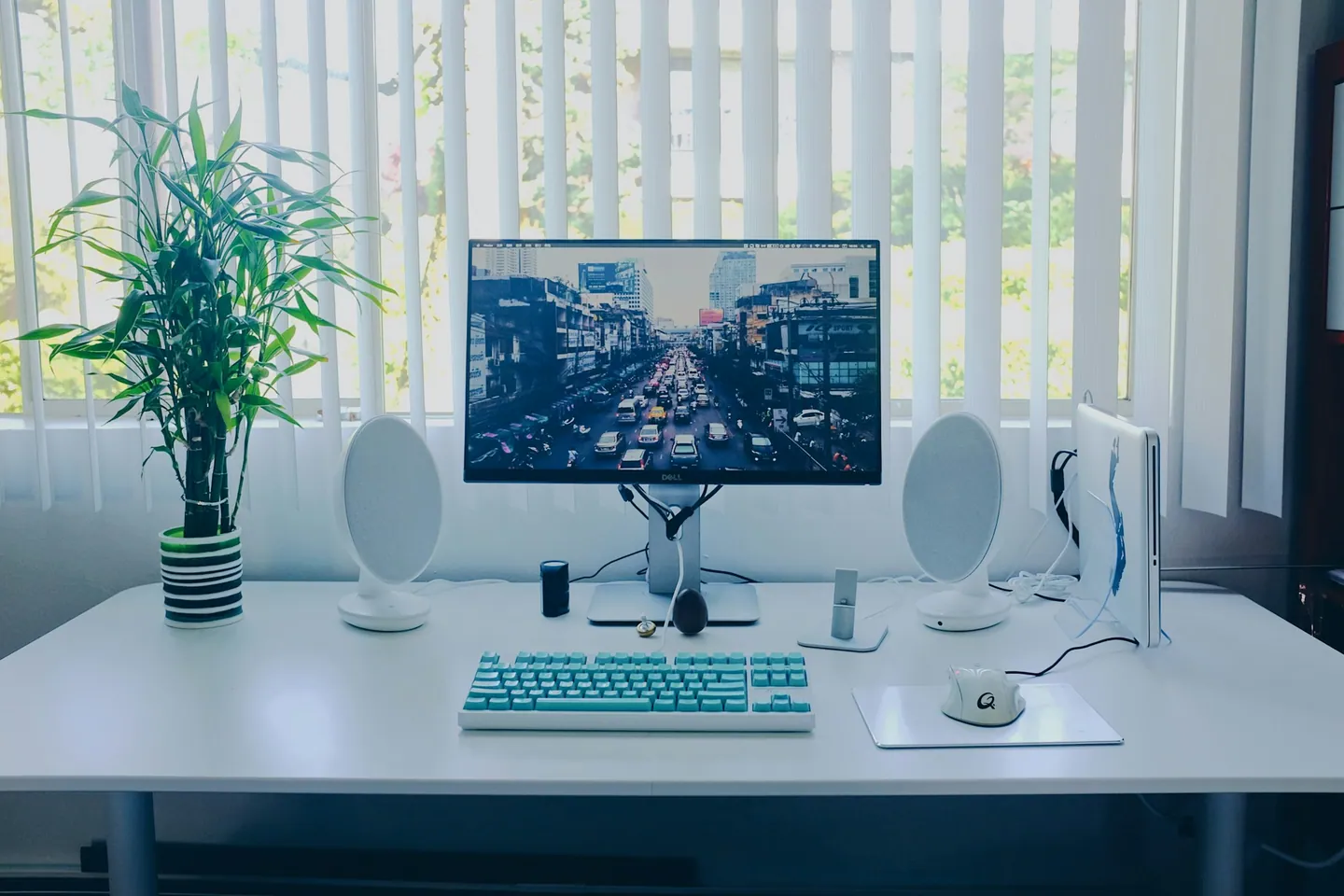Écran, clavier et ordinateur portable sur un bureau.