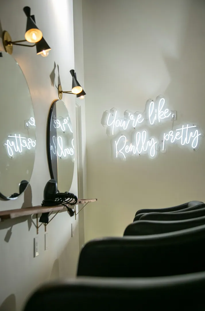 Fauteuils et miroirs dans un salon de coiffure.
