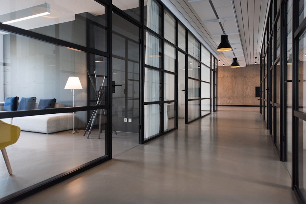 Espace de travail lumineux et ouvert