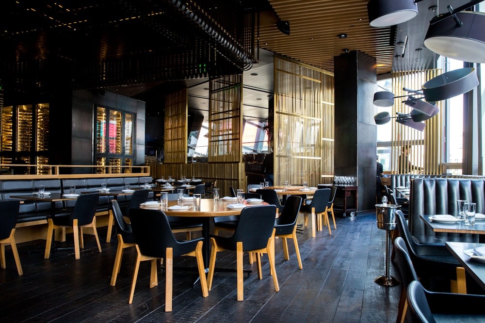 Restaurant chaleureux aux matières naturelles
